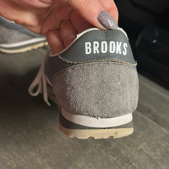 VARSITY VANGUARD SHOE BY BROOKS WOMENS 10B - Picture 2 of 6